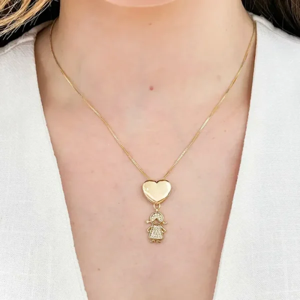 Colar Dourado Coração com Menina de Zircônias